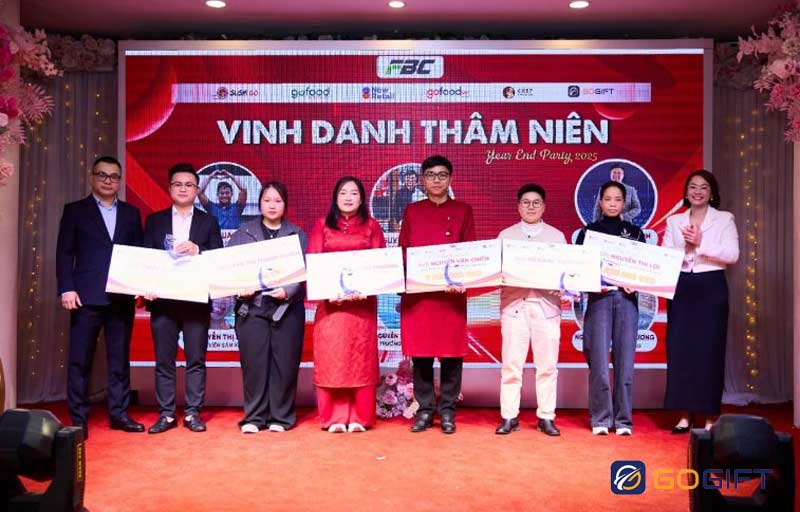 Chuẩn bị danh sách vinh danh nhân viên theo các hạng mục giải thưởng khác nhau 