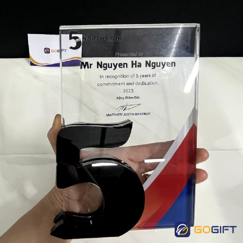 Số 5 gây ấn tượng mạnh với tone đen cá tính