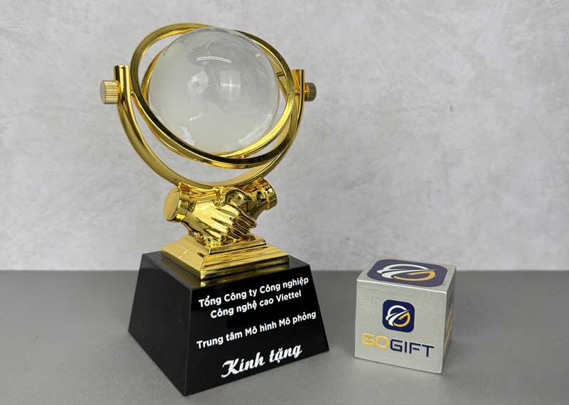 Cúp hợp kim kết hợp pha lê thường được nhiều ban tổ chức lựa chọn bởi có độ sáng và bền bỉ cao