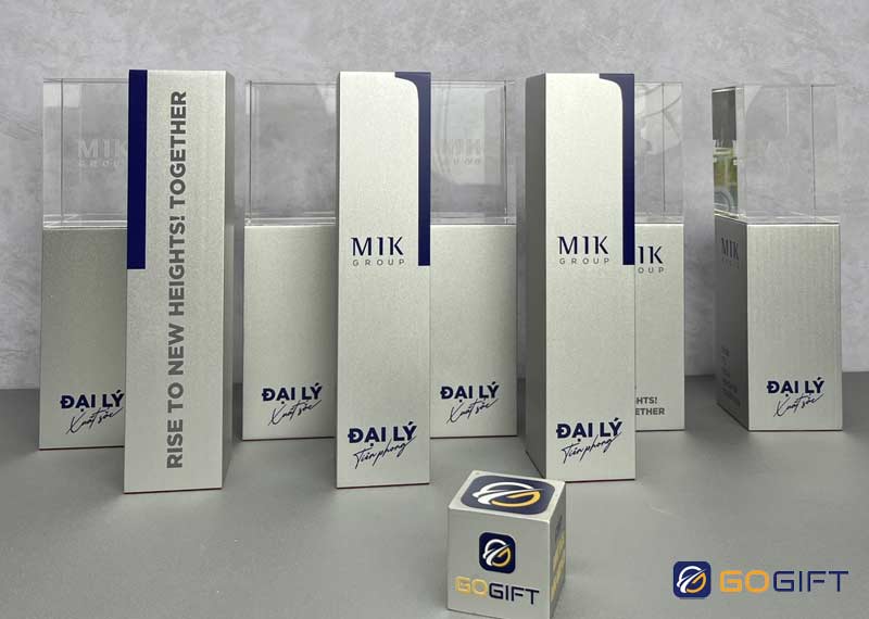 Cúp hợp kim kết hợp pha lê đem giá trị thẩm mỹ cao với độ sáng của hợp kim và độ trong suốt sang trọng của pha lê