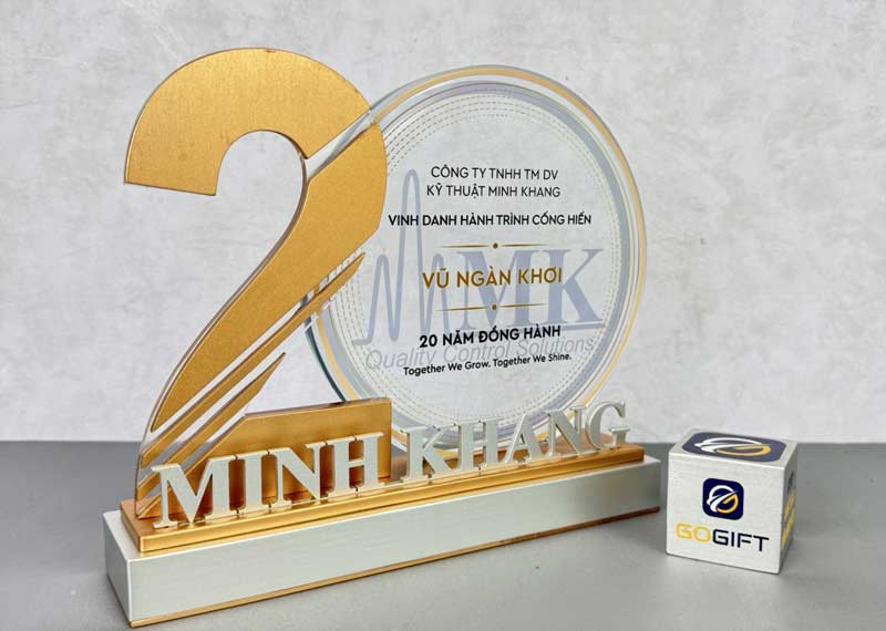 Mẫu bộ số kỷ niệm pha lê vinh danh sự cống hiến của nhân viên 